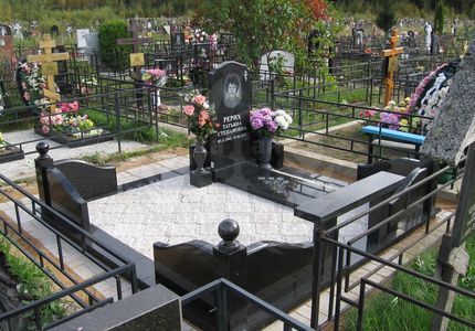Благоустройство могил и захоронений, установка памятника на кладбище.